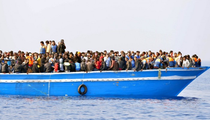 مصرع 30 مهاجرا إثر غرق قاربهم قبالة السواحل الليبية