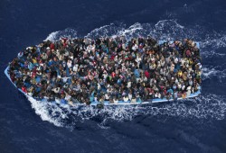 ارتفاع عدد المفقوديتن في غرق مركب "الهجرة" إلى 100 شخص