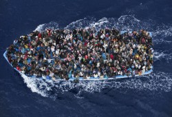 ارتفاع عدد المفقوديتن في غرق مركب "الهجرة" إلى 100 شخص