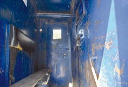 معتقلون يستغيثون طلبا للمياه في سيارة ترحيلات أمام العقرب والضباط يمنعونها