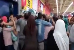 شاهد بالفيديو .. معارك المصريين للحصول على الأرز في عهد السيسي تتواصل