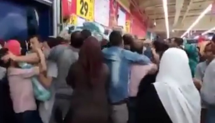 شاهد بالفيديو .. معارك المصريين للحصول على الأرز في عهد السيسي تتواصل