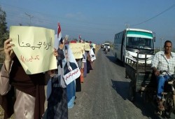 ‫ دمياط‬ :  سلسلة بشرية لنساء ضد الانقلاب بكفر سعد