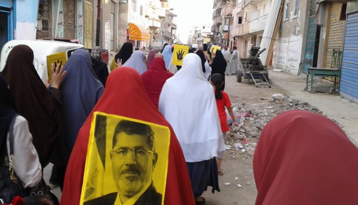 نساء ضد الانقلاب بحوش عيسى تُندد بأحكام إعدام "174 عسكرية"