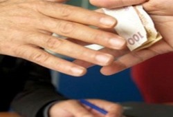 ضبط مستشار وزير صحة السيسي متلبسًا برشوة بالصوت و الصورة