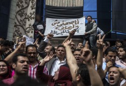 العفو الدولية احتجاز نقيب الصحفيين هو الهجوم "الأكثر وقاحة" على الإعلام