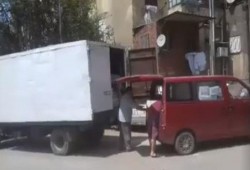 بالفيديو.. موظفان بوزارة تموين السيسي يهربان سلعا استهلاكية