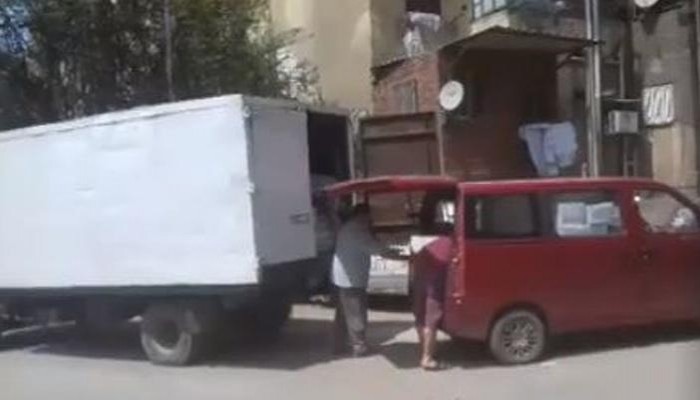 بالفيديو.. موظفان بوزارة تموين السيسي يهربان سلعا استهلاكية