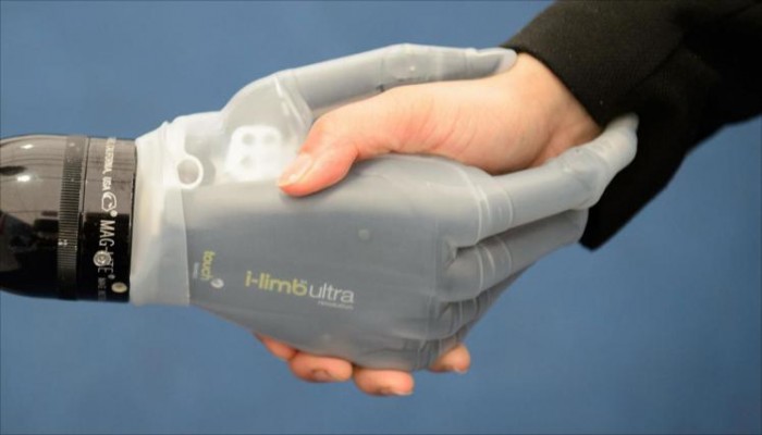 تعليم الروبوتات الشعور بالألم