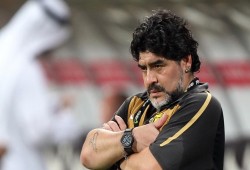 "مارادونا" يعرض نفسه لتدريب سموحة .. ورئيس النادي يرفض لهذا السبب !