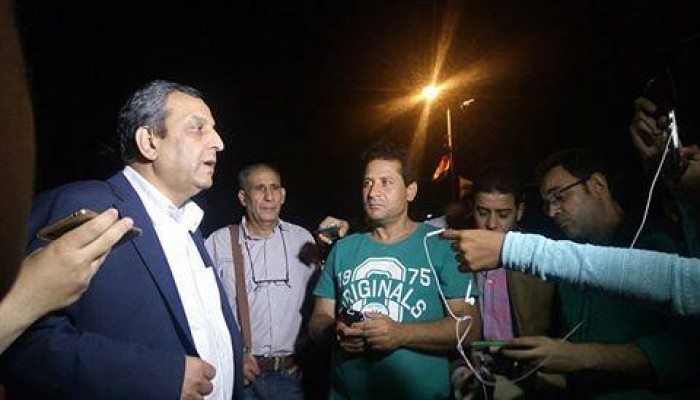 إخلاء سبيل نقيب الصحفيين ورفيقيه بعد دفع الكفالة