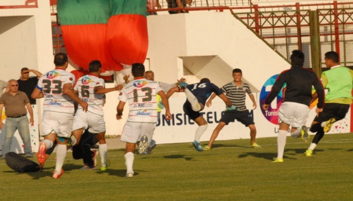 سجن ثلاثة لاعبين تونسيين لاعتدائهم على حارس