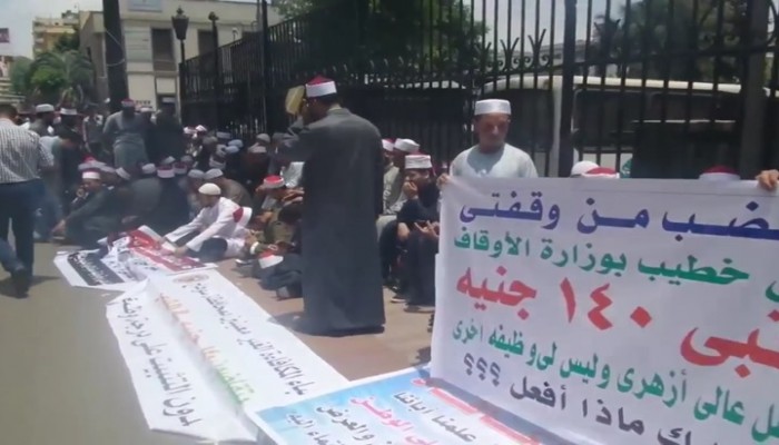 في عهد الانقلاب: خريجو الأزهر يفترشون الأرض للمطالبة بتعيينهم