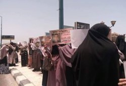 أمن الإسكندرية يفض اعتصامًا أهالي المعتقلين بالقوة.. وأنباء عن معتقلات