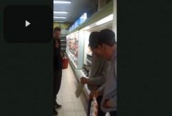 شاهد: مخمور يتشاجر مع نفسه بالمرآة!