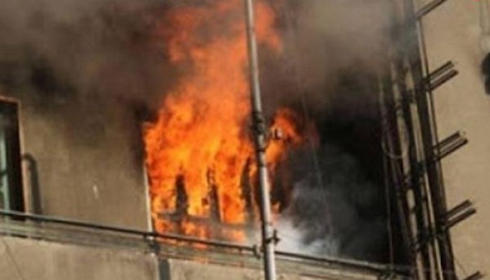 مصرع عجوز في حريق امتد لـ12 منزلا في سوهاج بسبب ماس كهربائى