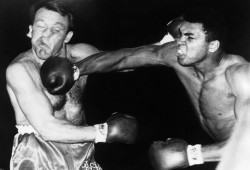 بالفيديو .. أفضل 10 لكمات لـ"محمد علي"