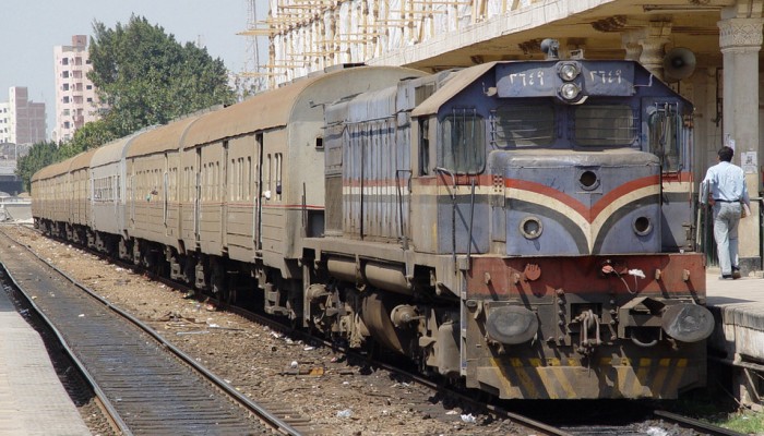 سائق قطار يتوقف ويرفض استكمال رحلته بسبب "الحر"