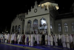 أندونيسيا.. آلاف المسلمين يصلون تراويح أول ليلة من رمضان