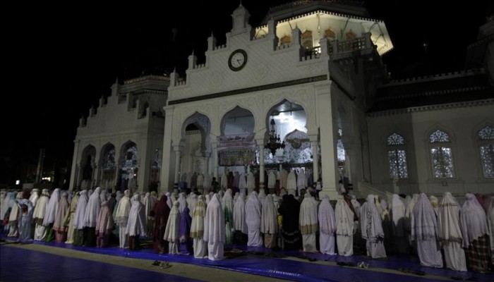 أندونيسيا.. آلاف المسلمين يصلون تراويح أول ليلة من رمضان