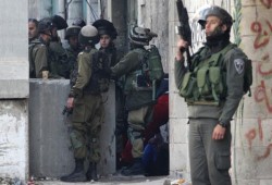 مستوطنون يقتحمون الأقصى ومواجهات واعتقالات بالضفة