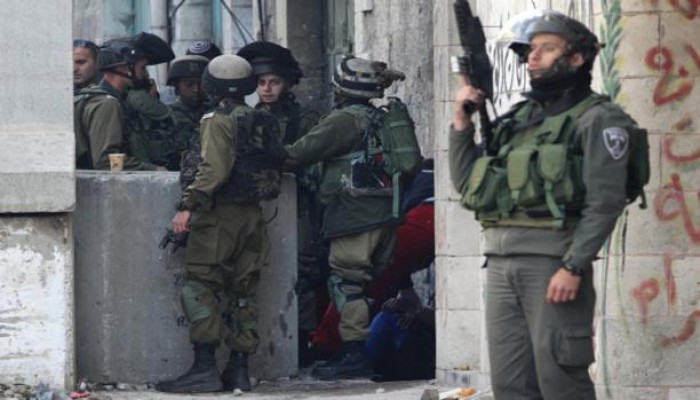مستوطنون يقتحمون الأقصى ومواجهات واعتقالات بالضفة