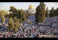 عشرات الآلاف يتحدّون الحظر الصهيوني.. ويصلون بالمسجد الأقصى