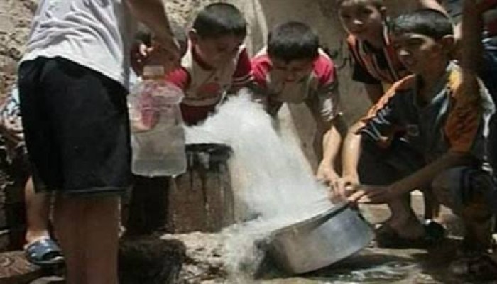 الأهالي يتصارعون للحصول على جراكن المياه في شبه دولة السيسي