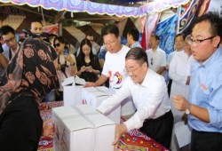 فضيحة الانقلاب.. سفير الصين بالقاهرة يوزع "شنط رمضان" على المصريين