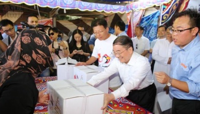 فضيحة الانقلاب.. سفير الصين بالقاهرة يوزع "شنط رمضان" على المصريين