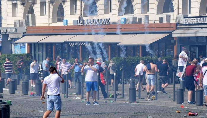 يورو 2016 : أحداث شغب بين الروس والانجليز ومشجع بين الحياة والموت