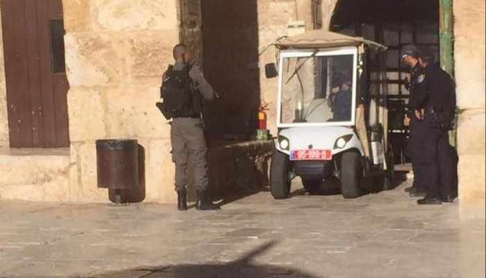 لأول مرة منذ 49 عامًا .. الاحتلال يسيّر دورية أمنية داخل "الأقصى"