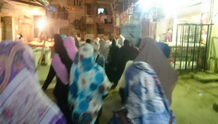 مسيرة ليلية لحركة بنات الثورة بالمندرة للمطالبة بالإفراج عن المعتقلين