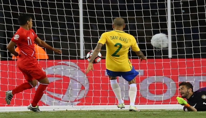 بهدف باليد .. البرازيل تصدم عشاقها وتودع كوبا أمريكا من الدور الأول أمام البيرو (فيديو)