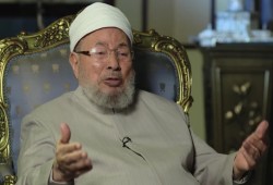 باكيا .. القرضاوي يروي تفاصيل أول صلاة جماعة في سجون "عبدالناصر" (فيديو)