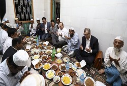 وزير الخارجية التركي يفطر مع مسلمي "الروهينغيا" في ميانمار