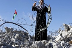 الاحتلال الصهيونى يوزع إخطارات هدم بالأغوار ويوقف بناء منزلين بالخليل