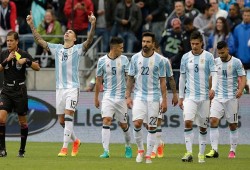 الأرجنتين تواصل انتصارتها وتعلن عزمها الظفر بلقب المئوية (فيديو)