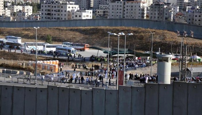 الاحتلال يمنع مئات الفلسطينيين الوصول للأقصى في الجمعة الثانية من رمضان