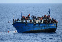 لاجئة تلد طفلتها على فرقاطة هولندية بعد ساعات من إنقاذ مركبها الغارق