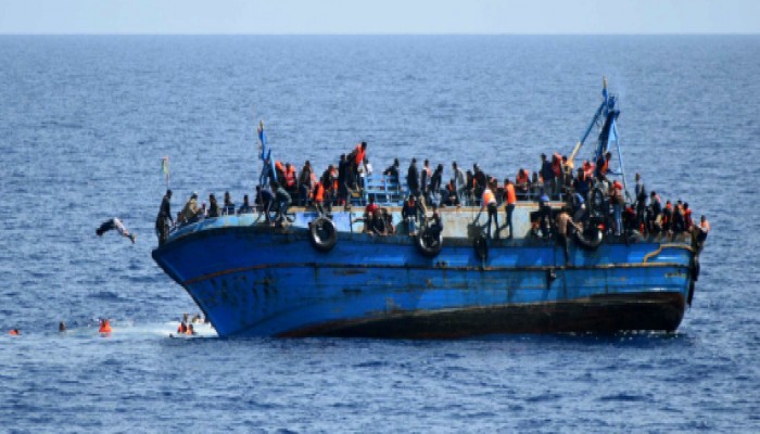 لاجئة تلد طفلتها على فرقاطة هولندية بعد ساعات من إنقاذ مركبها الغارق