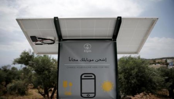 طلاب يصنعون وحدات شحن للهواتف بالطاقة الشمسية للاجئين في اليونان