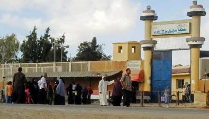 اضراب معتقلى برج العرب عن الطعام اعتراضاً على الاعتداء على الطلاب