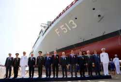 خلال مراسم إنزال سفينة حربية تركية الصنع .. أردوغان: لا يمكن أن تتباطأ في الصناعة العسكرية (صور)