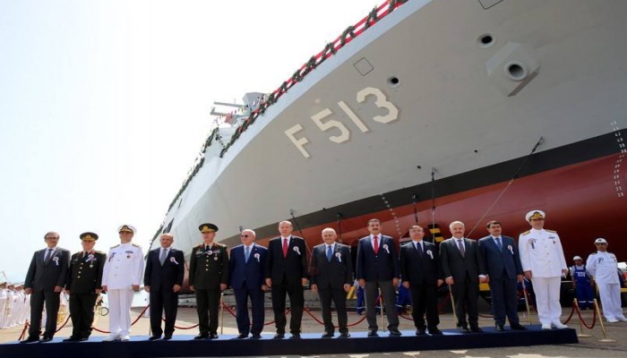 خلال مراسم إنزال سفينة حربية تركية الصنع .. أردوغان: لا يمكن أن تتباطأ في الصناعة العسكرية (صور)