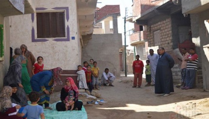 10 أسر تقيم بالشارع بقرية فى البحيرة .. وسط تجاهل مسئولي الانقلاب