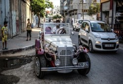 فلسطيني يصنع نسخة من سيارة "مرسيدس غزال"
