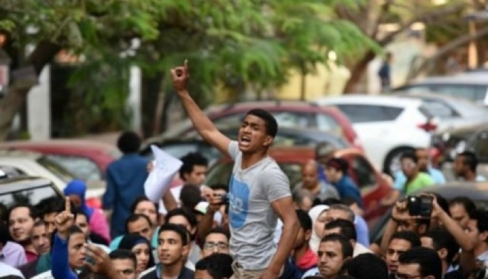 زفة لممثل الدولة في "تيران وصنافير": خائن خائن