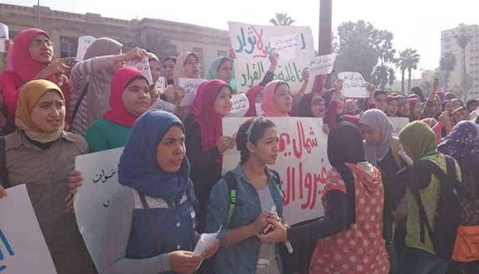 ضرب طالبة واعتقال طلاب وناشط سياسي في وقفة "للثانوية" بالغربية