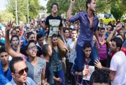 شاهد.. وزير "التسريبات" يستفز الطلبة الغاضبين: "روحوا ذاكروا"